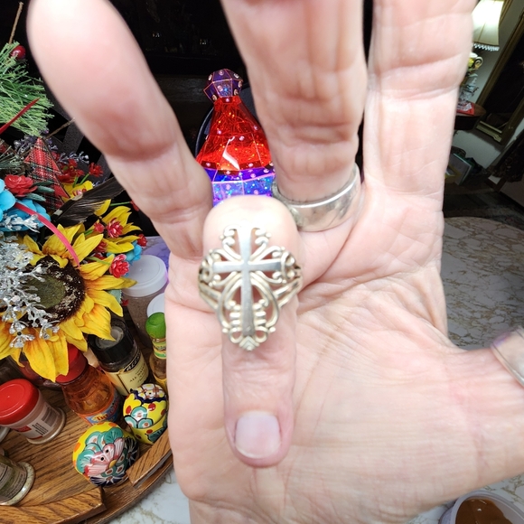 Elegant Silver Cross Ring Size 8 - Picture 10 of 10